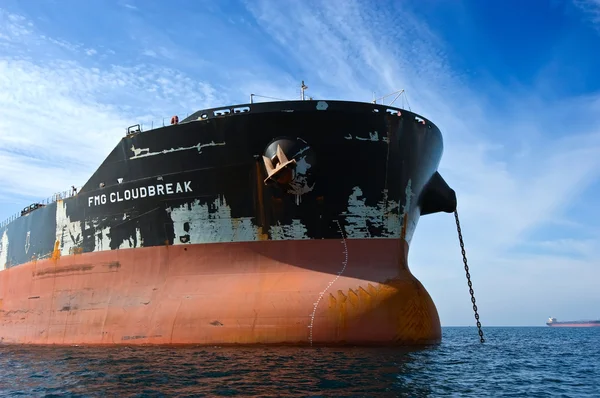 Nakhodka, Rusia- 17.09.2015: La proa de un enorme granelero FMG Cloudbreak anclado en las carreteras. Bahía Nakhodka. Mar del Este (Japón). 17.09.2015 — Foto de Stock