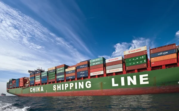 Nachodka, Rusland-17.09.2015: containerschip Xin Fei Zhou staande op de wegen anker. Nachodka Bay. East (Japan) Zee. 17.09.2015 — Stockfoto