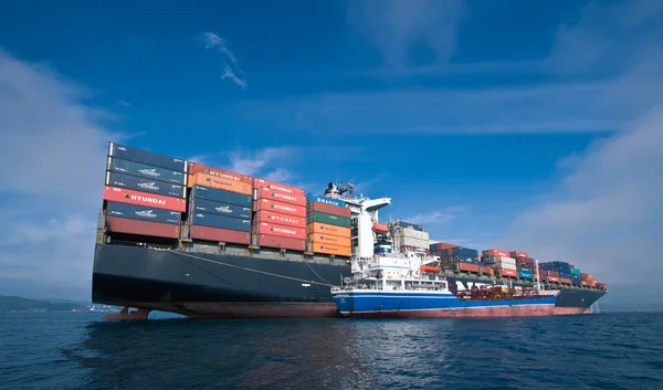 Nakhodka, Rusia- 17.09.2015: Petrolero de bunkering Ostrov Russkiy buque portacontenedores NYK Aphrodita. Bahía Nakhodka. Mar del Este (Japón). 17.09.2015 — Foto de Stock