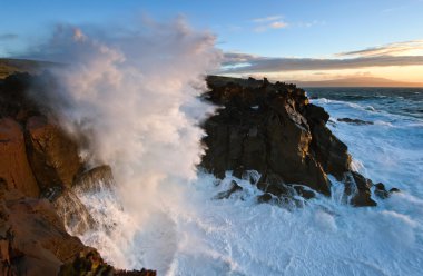 Deniz kenarı güçlü fırtına.