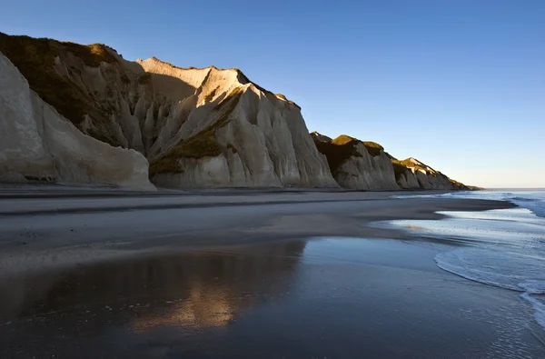 Costa do mar de Okhotsk ao amanhecer . — Fotografia de Stock