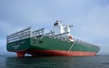 Nakhodka, Rusya Federasyonu-17.09.2015: konteyner gemisi Cma Cgm Mississippi, yollar bağlantılı. Nakhodka Bay. Doğu (Japonya) deniz. 17.09.2015