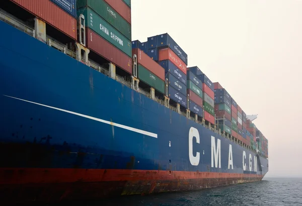 Nakhodka, Rusia- 22.07.2015: Embarcación de contenedores CMA CGM Gidra de pie en las carreteras en ancla. Bahía Nakhodka. Mar del Este (Japón). 22.07.2015 — Foto de Stock