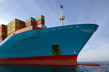 Cornelia Maersk, yollar demirlemiş büyük konteyner gemisi yay. Nakhodka Bay. Doğu (Japonya) deniz. 17.09.2015