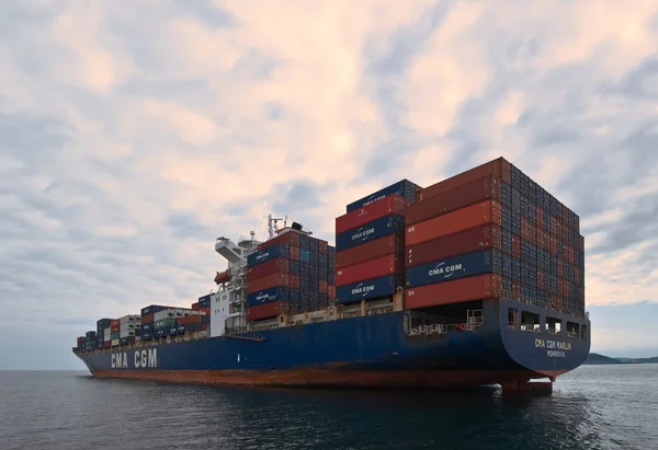 Nakhodka, Rusia- 02.08.2015: Embarcación de contenedores CMA CGM Marlin de pie en las carreteras en el ancla. Bahía Nakhodka. Mar del Este (Japón). 02.08.2015 — Foto de Stock