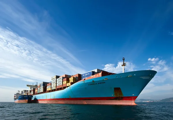 Petrolero de bunkering Vitaly Vanykhin buque portacontenedores Cornelia Maersk. Bahía Nakhodka. Mar del Este (Japón). 17.09.2015 — Foto de Stock