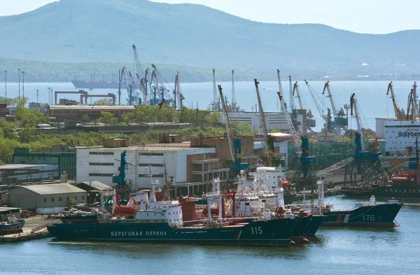 Vladivostok. A Rússia. 22.05.2015: Navios atracados no porto num dia ensolarado. Vladivostok. A Rússia. 22.05.2015 — Fotografia de Stock
