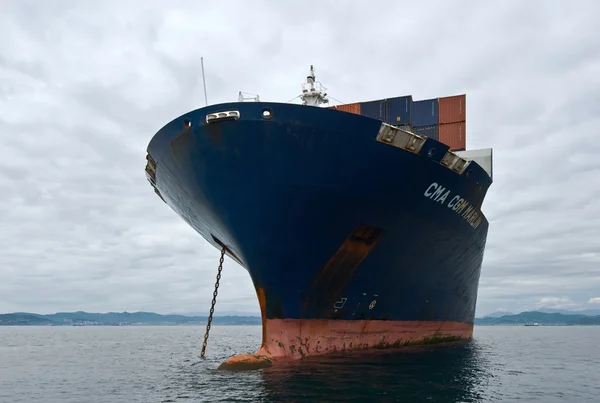 Nakhodka, Rusia- 02.08.2015: Embarcación de contenedores CMA CGM Marlin de pie en las carreteras en el ancla. Bahía Nakhodka. Mar del Este (Japón). 02.08.2015 — Foto de Stock