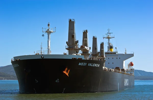 Nachodka, Rusland-04.10.2015: Bulk carrier Medi Valencia op verankerd in de wegen. Nachodka Bay. East (Japan) Zee. 04.10.2015 — Stockfoto
