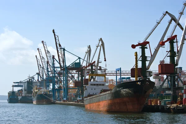 Vladivostok, Rusland-02.09.2015: Zijn de schepen op hun ligplaats containerterminal. Vladivostok. East (Japan) Zee. 02.09.2015 — Stockfoto