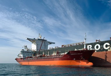 Nakhodka Bay. Doğu (Japonya) deniz. 17 Eylül 2015: Bunkering tanker Gazpromneft Zuid Doğu toplu taşıyıcı Fmg Cloudbreak. 