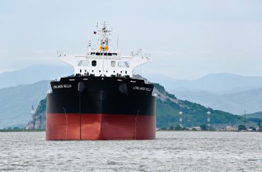  Nakhodka Bay. Doğu (Japonya) deniz. 30 Haziran 2015: toplu taşıyıcı Lowlands Nello adlı bağlantılı yollar. 