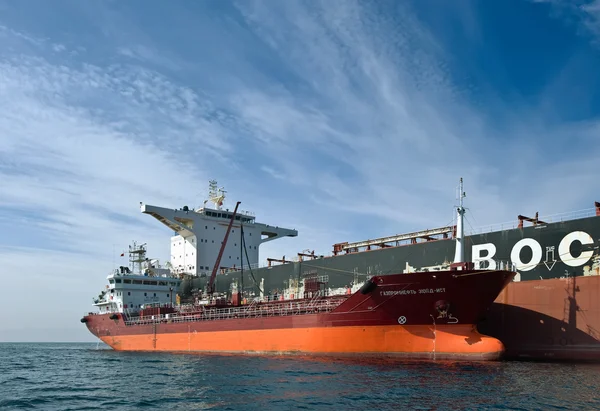 Nakhodka Bay. East (Japan) Sea. 17 September 2015: Bunkering tanker Gazpromneft Zuid East bulk carrier FMG Cloudbreak. — Stock Photo, Image