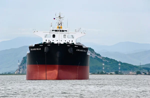 Nakhodka Bay. Doğu (Japonya) deniz. 30 Haziran 2015: toplu taşıyıcı Lowlands Nello adlı bağlantılı yollar. — Stok fotoğraf