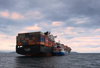 Nakhodka, Primorsky bölge / Rusya - 2 Temmuz 2015: tanker Zaliv'e Vostok konteyner gemisi Nyk Rigel Bunkering.