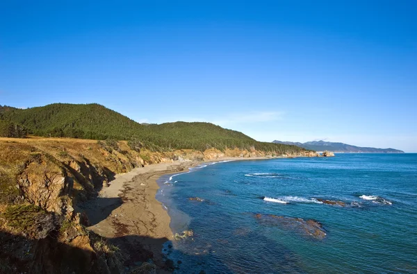 Ohotsk Denizi kayalık sahil.