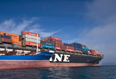 Nakhodka, Primorsky bölge / Rusya - 17 Eylül 2015: tanker Ostrov Russkiy konteyner gemisi Nyk Aphrodita Bunkering.