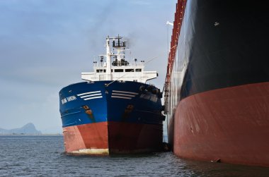 Nakhodka, Primorsky bölge / Rusya - 22 Temmuz 2015: tanker Vitaly Vanukhin konteyner gemisi Msc şirket Bunkering.