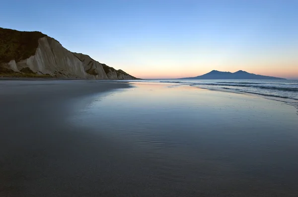 Frühmorgens an der Küste des Ozeans. — Stockfoto
