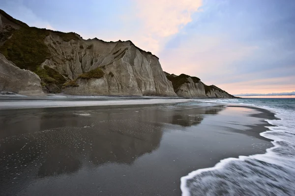 Abend in der Nähe der steilen Klippen auf dem Meer. — Stockfoto