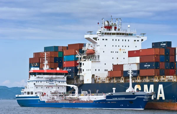 Nakhodka, região de Primorsky / Rússia - 2 de agosto de 2015: Bunkering tanker Zaliv Nakhodka um grande navio contêiner CMA CGM Marlin . — Fotografia de Stock