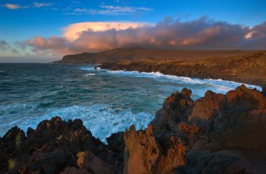 Iturup Adası'nın kıyısındaki lav alanı. Yankito Yaylası.