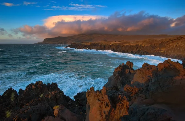 Lavafeld an der Küste der Insel Iturup. Yankito-Hochebene. — Stockfoto