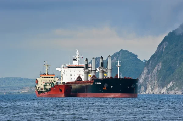 Nakhodka, Přímořský kraj / Rusko - 22. července 2015: doplňování paliva tanker Langeri balker Spar Mira. — Stock fotografie