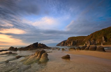 Doğu Denizi kıyısında sabah erken.