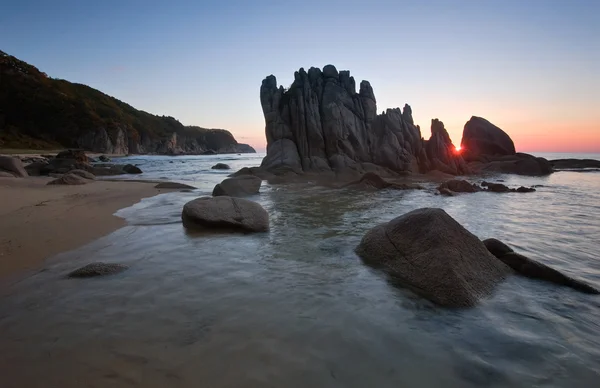 Nascer do sol na costa rochosa . — Fotografia de Stock