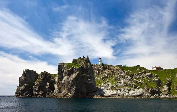 开普伽莫夫陡峭悬崖上的灯塔. — 图库照片