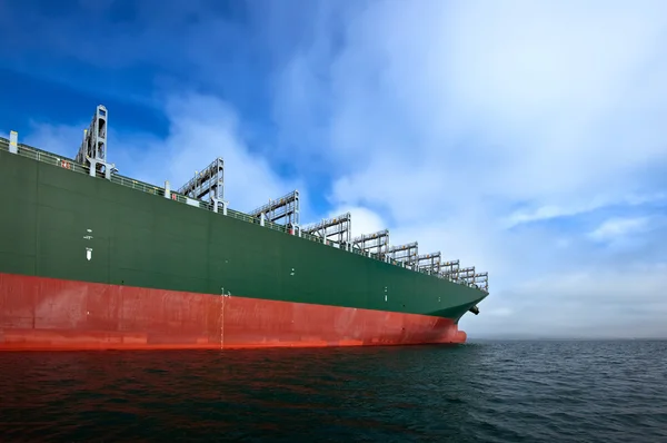 Nachodka. Rusland - 20 September 2015: De boog van een enorme container schip Cma Cgm Mississippi op verankerd in de wegen. — Stockfoto