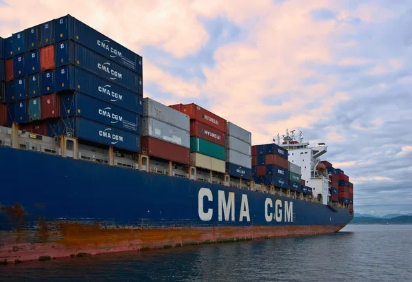 Nachodka. Rusland - 2 augustus 2015: Container schip Cma Cgm Marlin staande op de wegen anker. — Stockfoto
