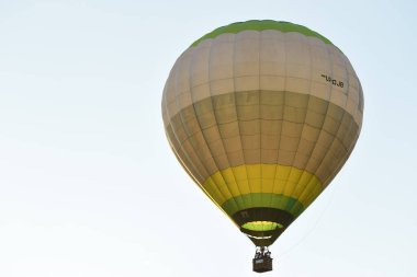 Sıcak hava balonu festivalinde gökyüzünde
