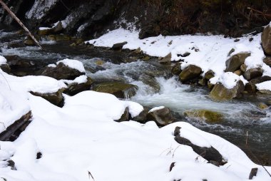 Buzlu ve karlı dağ nehri 