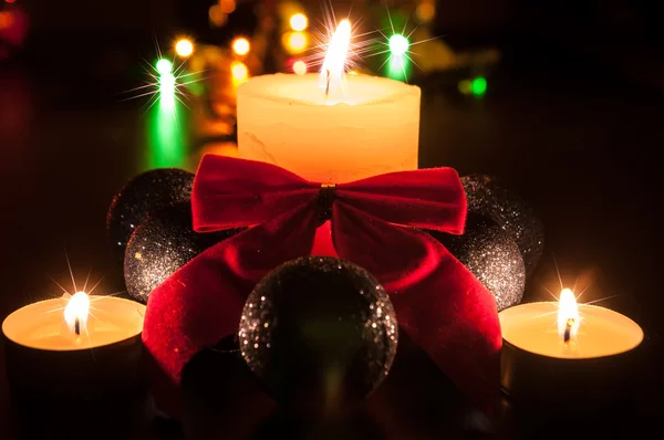 Globes, bougies et un arc rouge — Photo