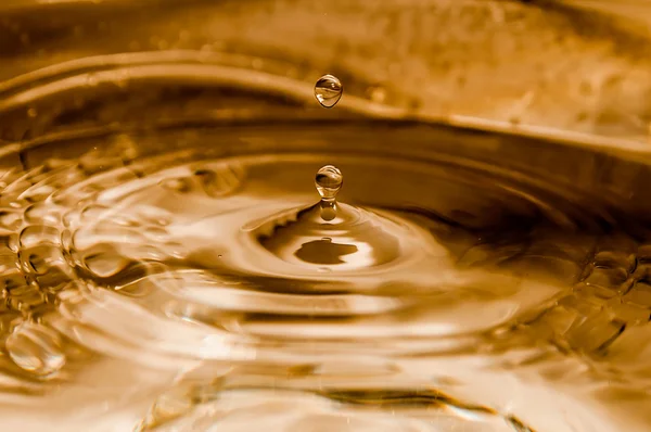 Капля воды в миску — стоковое фото