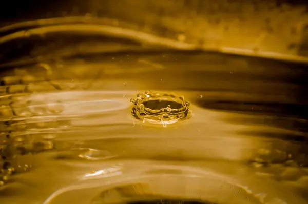 Gota de água em uma tigela — Fotografia de Stock