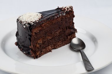 Bir dilim çikolatalı kek çikolata parlak şurubu tepesi ile bir