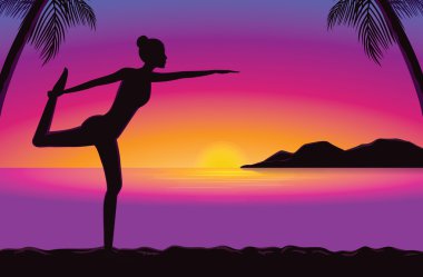 Deniz kenarında günbatımı zamanı Yoga.