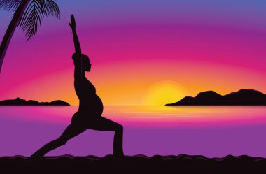 Deniz kenarında günbatımı zamanı gebelik yoga silüeti.