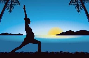 Deniz kenarında günbatımı zamanı gebelik yoga silüeti.