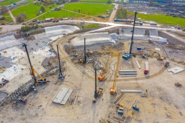 Zemine yığınlar yerleştirmek için ekipman, temel inşaatında direksiyon için ağır makineler çalışıyor. Yapısal hava görünümü yüksekliği