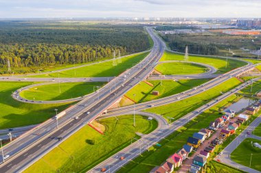 Otoyol kavşağının havadan görünüşü. Banliyödeki yol kavşağı