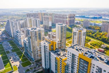 Şehrin panoramik hava manzarası. Çok katlı binalar ve otoyollar.