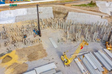 Zemine yığınlar yerleştirmek için ekipman, temel inşaatında direksiyon için ağır makineler çalışıyor. Yapısal hava görünümü yüksekliği