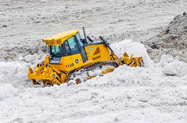 Excavadora Yellow Deere 750J Pala Montones Nieve Rusia San Petersburgo — Foto de Stock