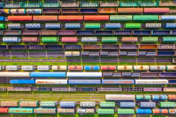 Nákladní Vlaky Složené Vícebarevných Vozů Letecký Pohled — Stock fotografie