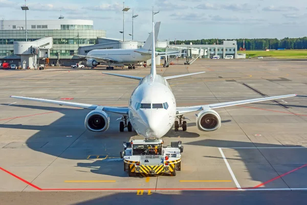 Salida Vuelo Comercial Pasajeros Empuje Hacia Atrás Desde Pasarela Para — Foto de Stock