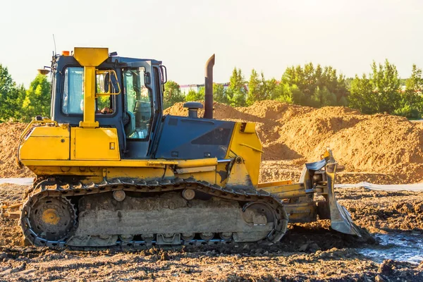 Bulldozer Egaliseert Grond Tijdens Bouw Van Technische Constructies Grond — Stockfoto